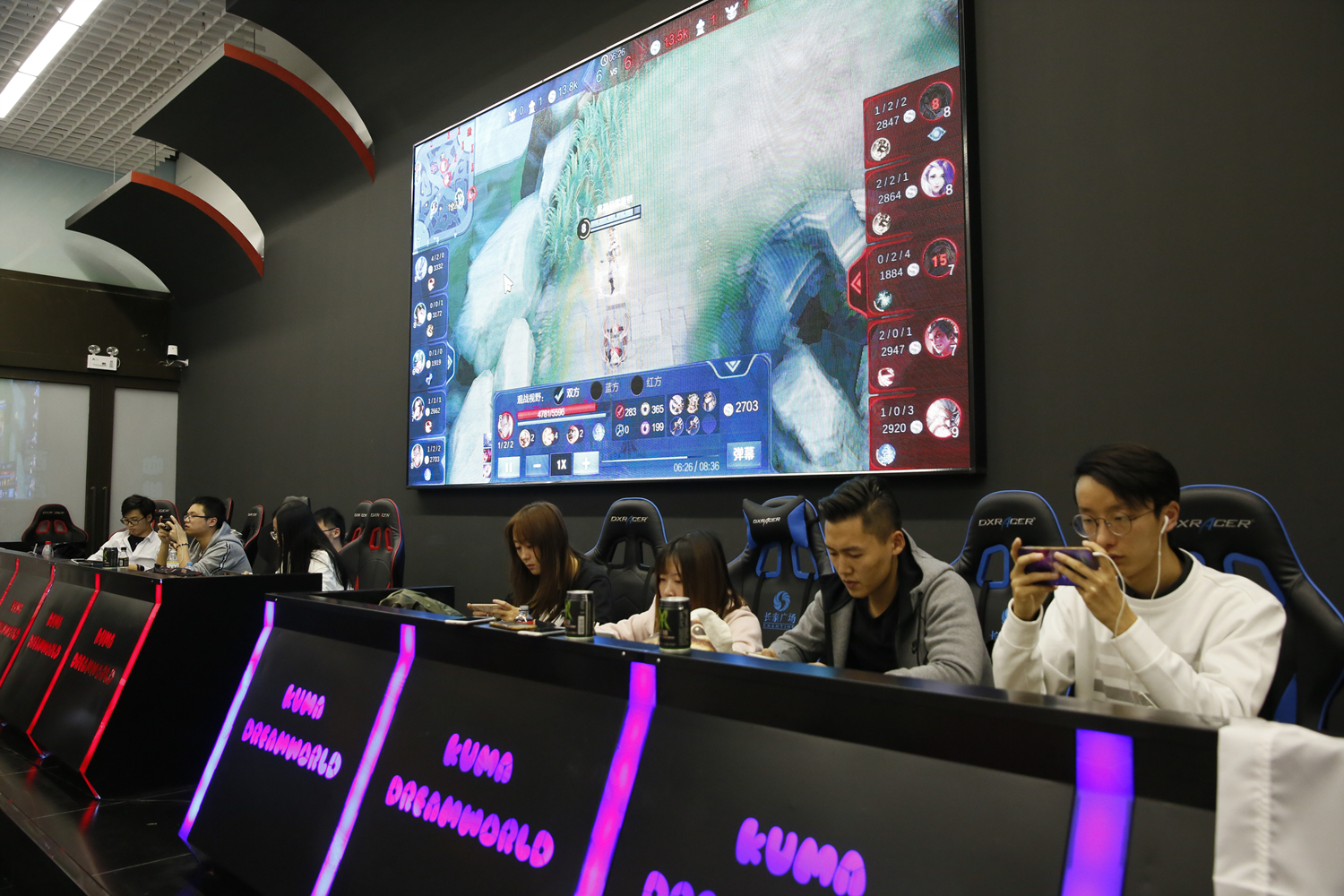 面对其侧翼 面对其侧翼